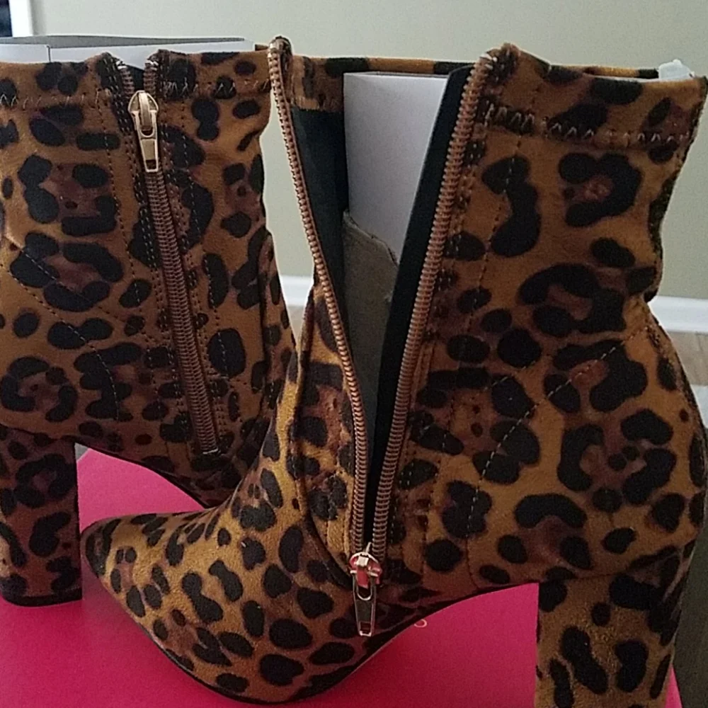 Catherine Malandrino Faux Suede Block Heel Bootie Leopard Print 8